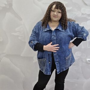Katana Jeansowa z Cyrkoniami Plus Size – błyszcząca kurtka jeansowa - obrazek 4