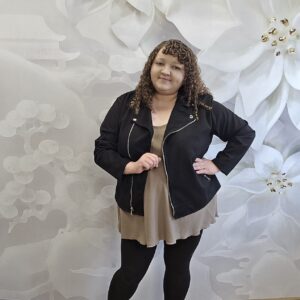 Ramoneska Zamszowa Plus Size – kurtka z kieszeniami w 3 kolorach - obrazek 4
