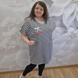 Bluzka Paski Wiśnie Plus Size – czarno-białe paski z cyrkonowymi wiśniami - obrazek 3