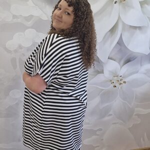 Bluzka Paski Wiśnie Plus Size – czarno-białe paski z cyrkonowymi wiśniami - obrazek 4
