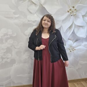 Sukienka na Ramiączkach Plus Size – kreszowana włoska wiskoza w 2 kolorach - obrazek 12