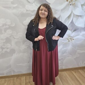 Sukienka na Ramiączkach Plus Size – kreszowana włoska wiskoza w 2 kolorach - obrazek 9