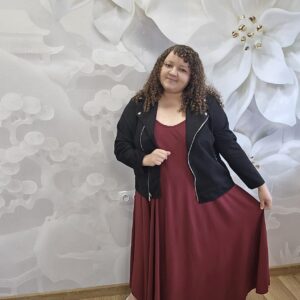 Sukienka na Ramiączkach Plus Size – kreszowana włoska wiskoza w 2 kolorach - obrazek 8