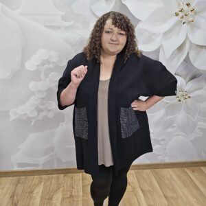 Kardigan z Cyrkoniową Kieszenią Plus Size – Czarny - obrazek 1