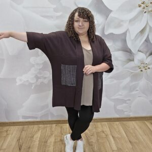 Kardigan z Cyrkoniową Kieszenią Plus Size – Czekolada - obrazek 4