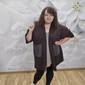 Kardigan z Cyrkoniową Kieszenią Plus Size – Czekolada - obrazek 3
