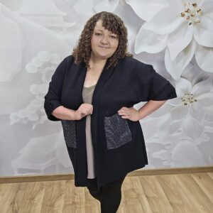 Kardigan z Cyrkoniową Kieszenią Plus Size – Czarny - obrazek 2
