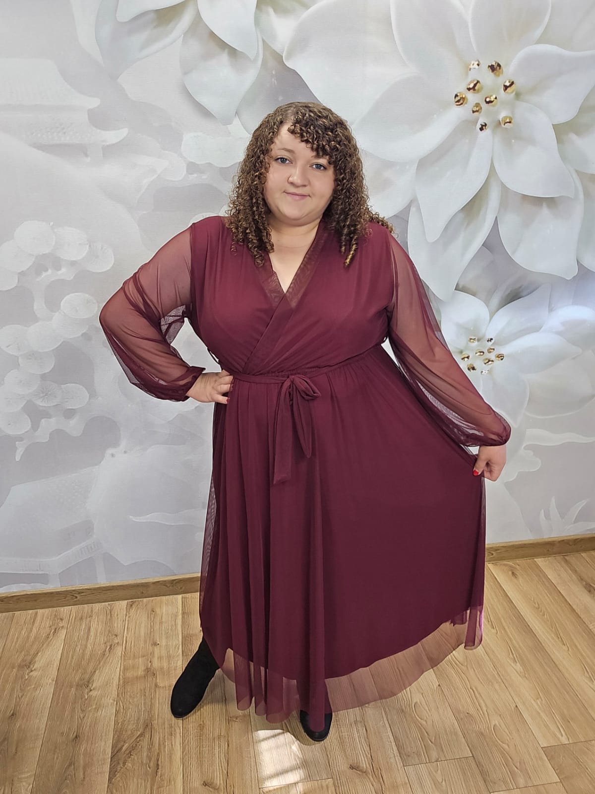 Sukienka Siatka Plus Size bordowa – widok z przodu, cała sylwetka
