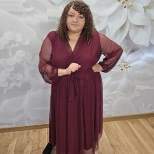 Sukienka Siatka Plus Size bordowa – kopertowy dekolt i pasek w talii