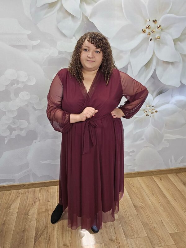 Sukienka Siatka Plus Size bordowa – kopertowy dekolt i pasek w talii
