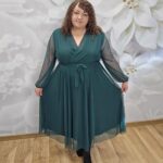 Sukienka Siatka Plus Size w zieleni butelkowej – widok z przodu, cała sylwetka