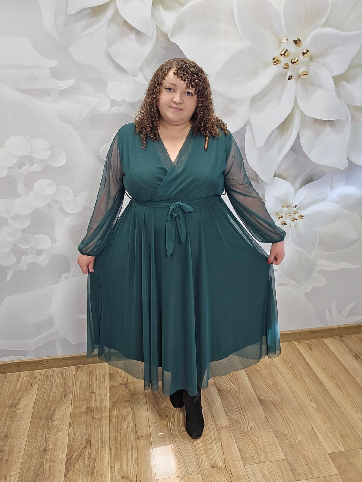 Sukienka Siatka Plus Size w zieleni butelkowej – widok z przodu, cała sylwetka