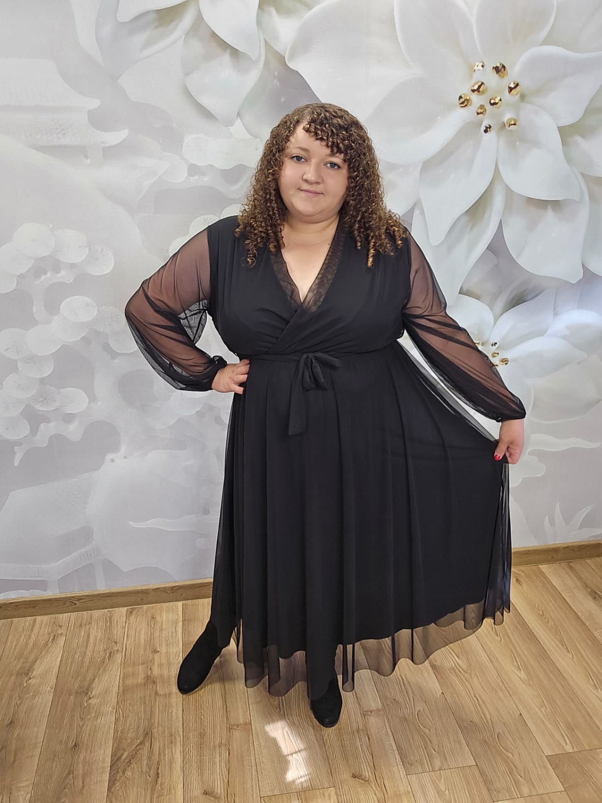 Sukienka Siatka Plus Size czarna – widok z przodu, cała sylwetka