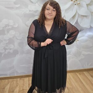 Sukienka Siatka Plus Size czarna – kopertowy dekolt i pasek w talii