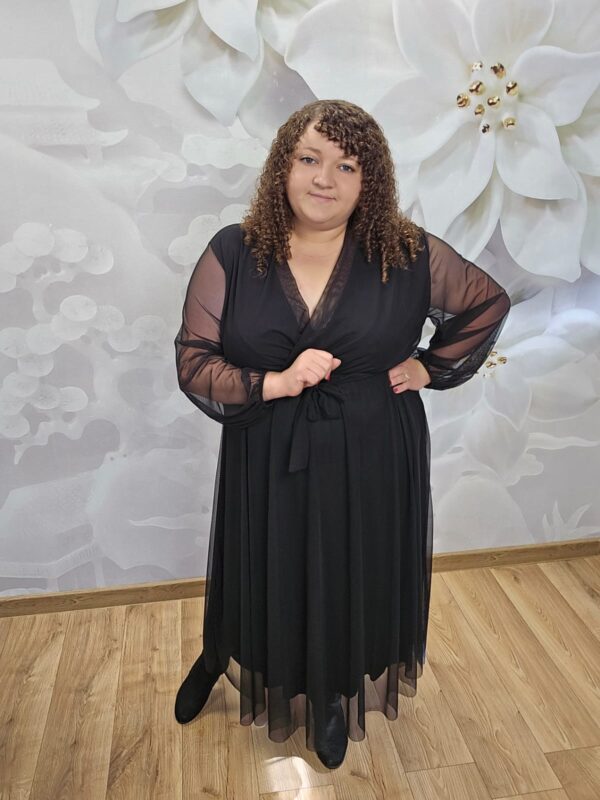 Sukienka Siatka Plus Size czarna – kopertowy dekolt i pasek w talii