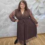 Sukienka Siatka Plus Size czekoladowa – widok z przodu, cała sylwetka