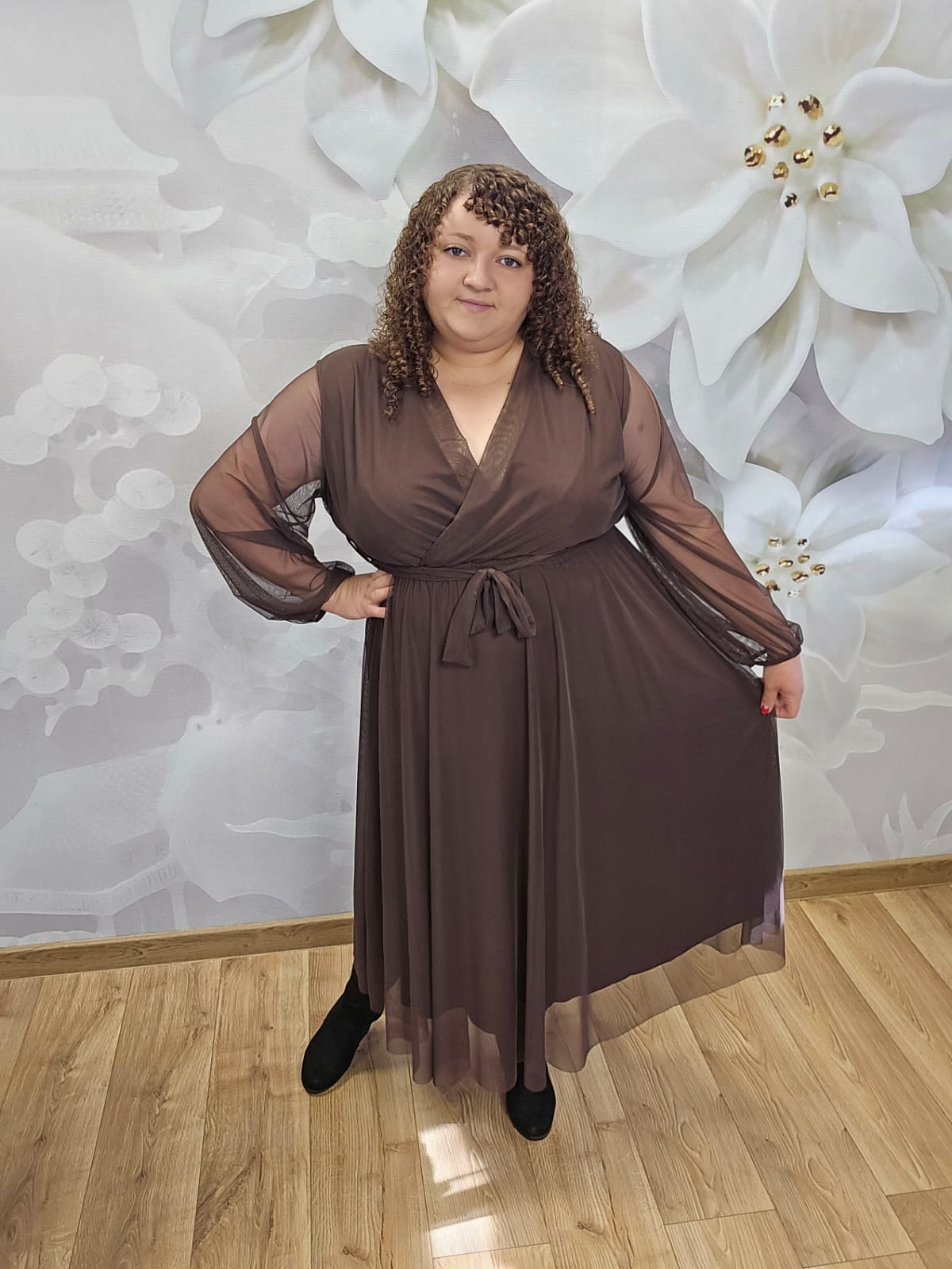 Sukienka Siatka Plus Size czekoladowa – widok z przodu, cała sylwetka