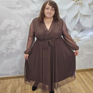 Sukienka Siatka Plus Size czekoladowa – zwiewny dół z siateczki