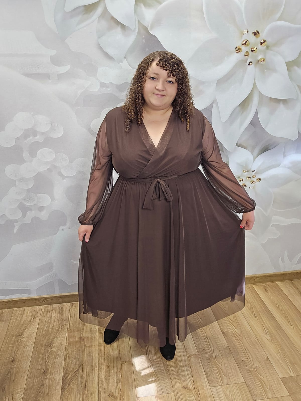 Sukienka Siatka Plus Size czekoladowa – zwiewny dół z siateczki