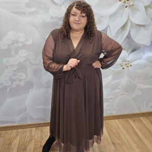 Sukienka Siatka Plus Size czekoladowa – kopertowy dekolt i pasek w talii