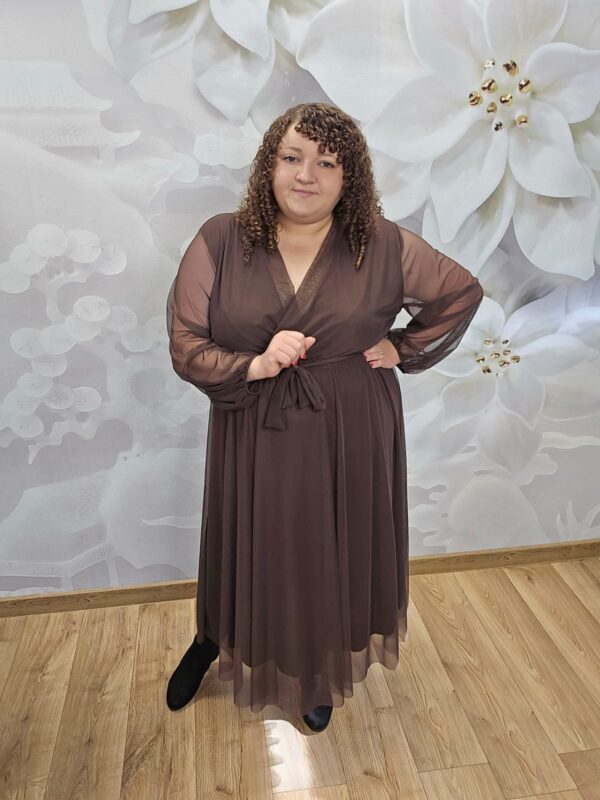 Sukienka Siatka Plus Size czekoladowa – kopertowy dekolt i pasek w talii