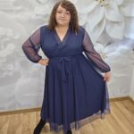Sukienka Siatka Plus Size granatowa – widok z przodu, cała sylwetka