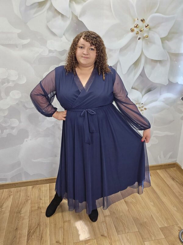 sukienka-siatka-granat-1 Sukienka Siatka Plus Size granatowa – widok z przodu, cała sylwetka