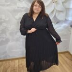Sukienka Szyfonowa Plisowana Plus Size czarna – widok z przodu, cała sylwetka