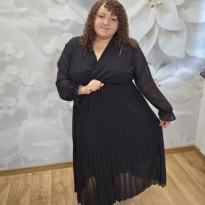 Sukienka Szyfonowa Plisowana Plus Size czarna – widok z przodu, cała sylwetka
