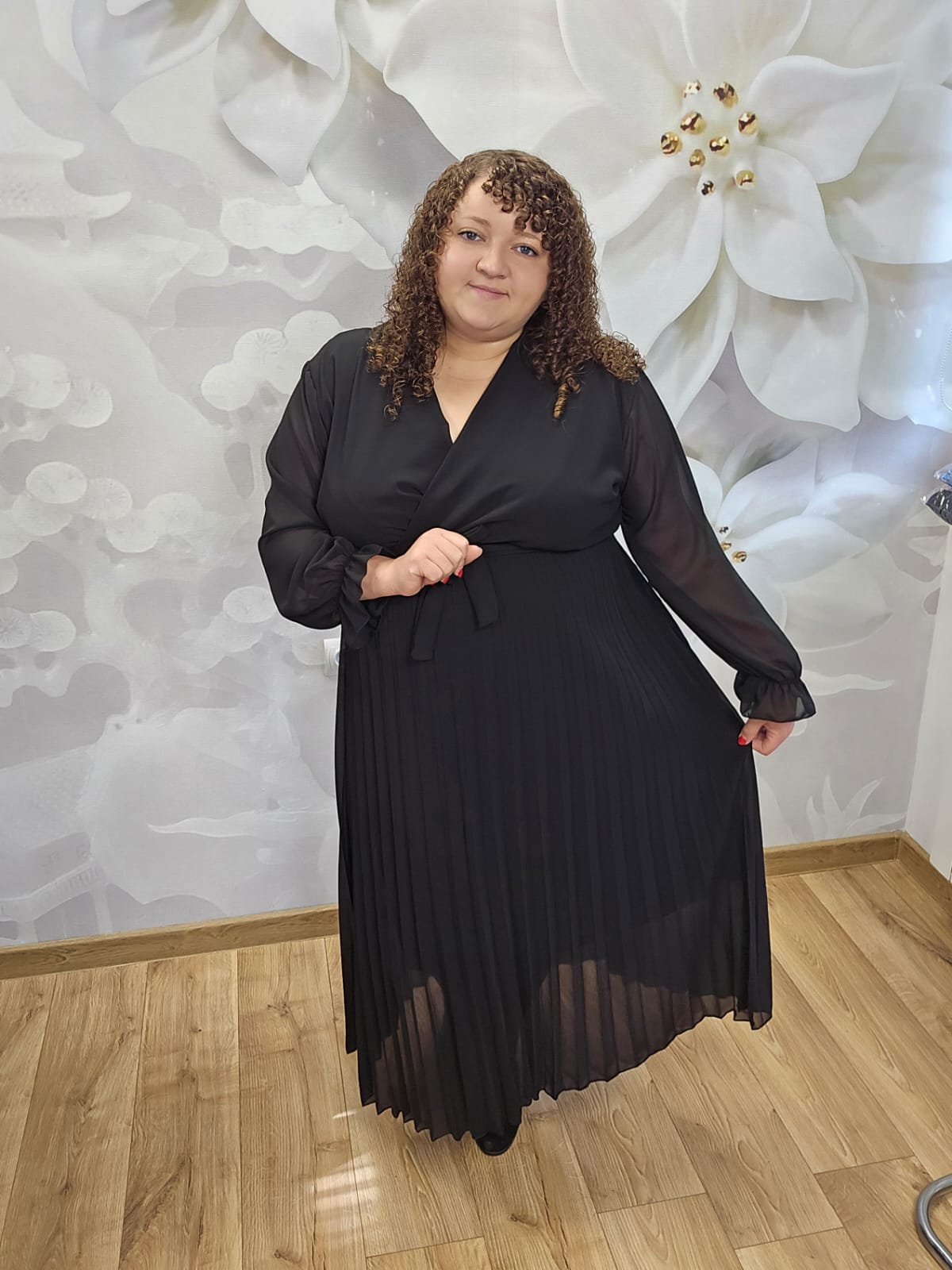 Sukienka Szyfonowa Plisowana Plus Size czarna – widok z przodu, cała sylwetka