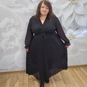 Sukienka Szyfonowa Plisowana Plus Size czarna – dekolt i pasek w talii