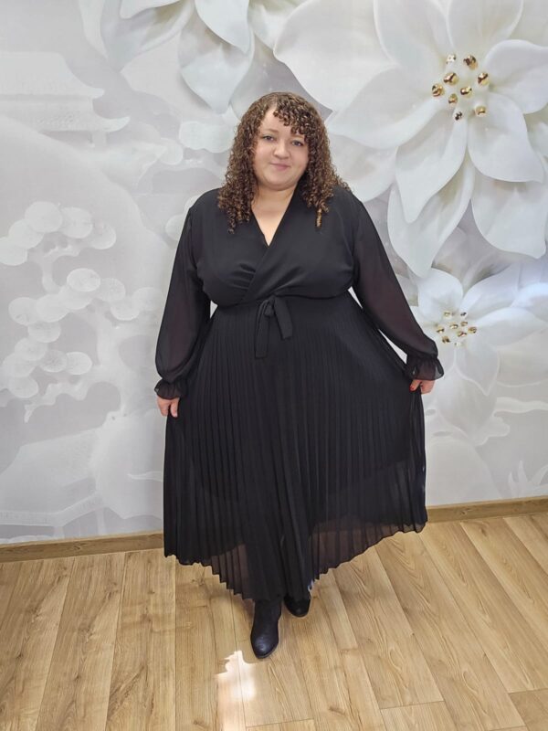 Sukienka Szyfonowa Plisowana Plus Size czarna – dekolt i pasek w talii