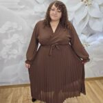 Sukienka Szyfonowa Plisowana Plus Size czekoladowa – widok z przodu, cała sylwetka