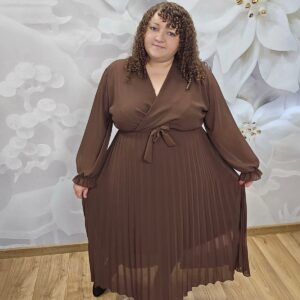 Sukienka Szyfonowa Plisowana Plus Size czekoladowa – widok z przodu, cała sylwetka