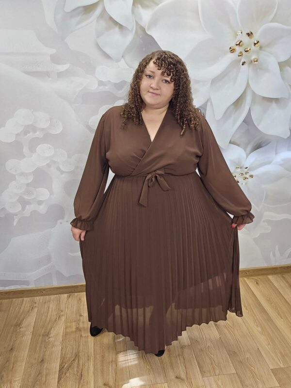Sukienka Szyfonowa Plisowana Plus Size czekoladowa – widok z przodu, cała sylwetka