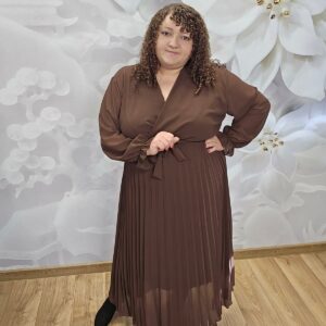 Sukienka Szyfonowa Plisowana Plus Size czekoladowa – plisowany dół sukienki
