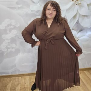 Sukienka Szyfonowa Plisowana Plus Size czekoladowa – dekolt i pasek w talii