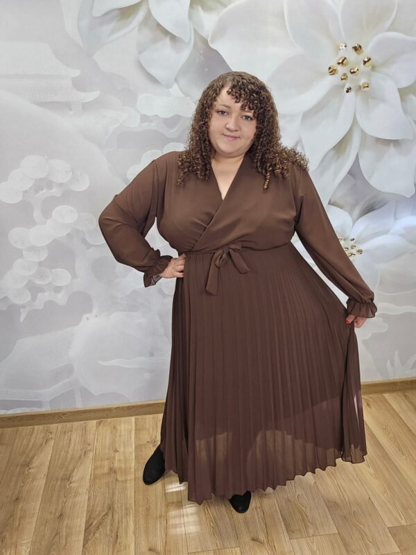Sukienka Szyfonowa Plisowana Plus Size czekoladowa – dekolt i pasek w talii