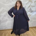 Sukienka Szyfonowa Plisowana Plus Size granatowa – widok z przodu, cała sylwetka