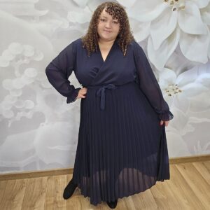 Sukienka Szyfonowa Plisowana Plus Size granatowa – widok z przodu, cała sylwetka