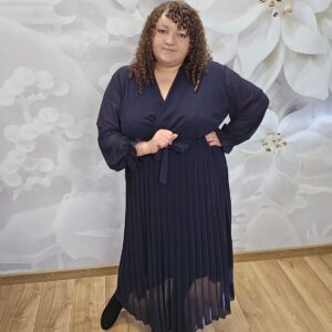 Sukienka Szyfonowa Plisowana Plus Size granatowa – plisowany dół sukienki