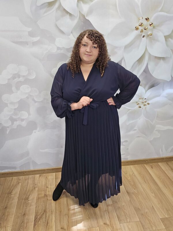 Sukienka Szyfonowa Plisowana Plus Size granatowa – plisowany dół sukienki