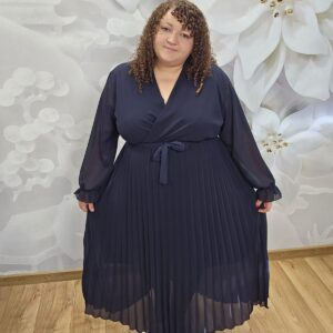 Sukienka Szyfonowa Plisowana Plus Size granatowa – dekolt i pasek w talii