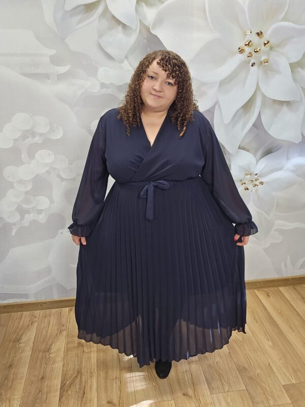Sukienka Szyfonowa Plisowana Plus Size granatowa – dekolt i pasek w talii
